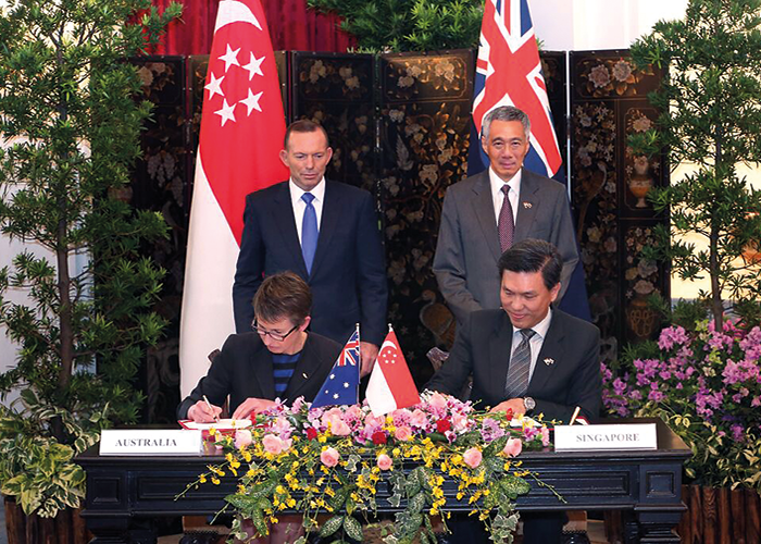 Signing of Memorandum of Understanding between SPRING Singapore and Standards Australia, witnessed by the Prime Ministers of both countries. Image courtesy of the Ministry of Communications and Information, Singapore.