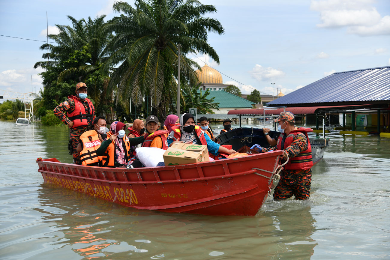 Sepang, Malaysia: The members of the Fire and Rescue Department of Malaysia evacuated the flood victims at RTB Bukit Changgang, Dengkil, Sepang on December 20th, 2021.